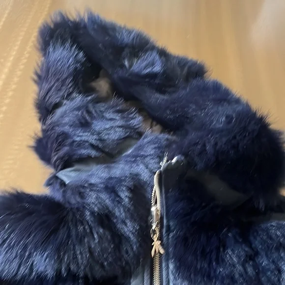 Stunning furry hooded vest - Picture 5 of 11